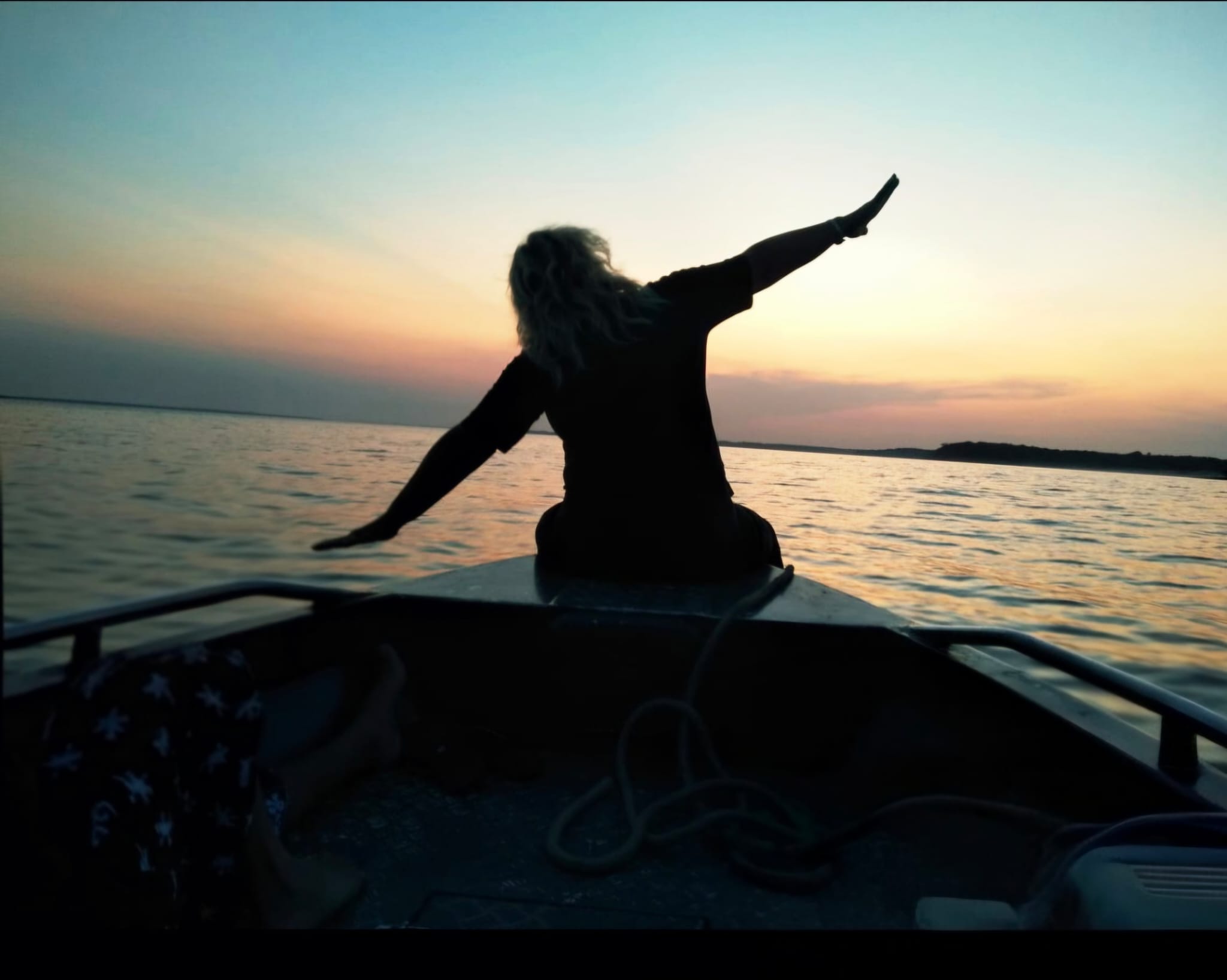auf dem Boot bei Sonnenuntergang am Meer